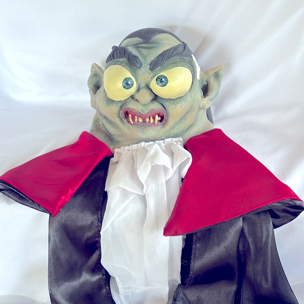 Slightly Used 2006/07 Rare Collectors Mario Chiodo Studios Dracula Latex Mask - Picture 5 of 14